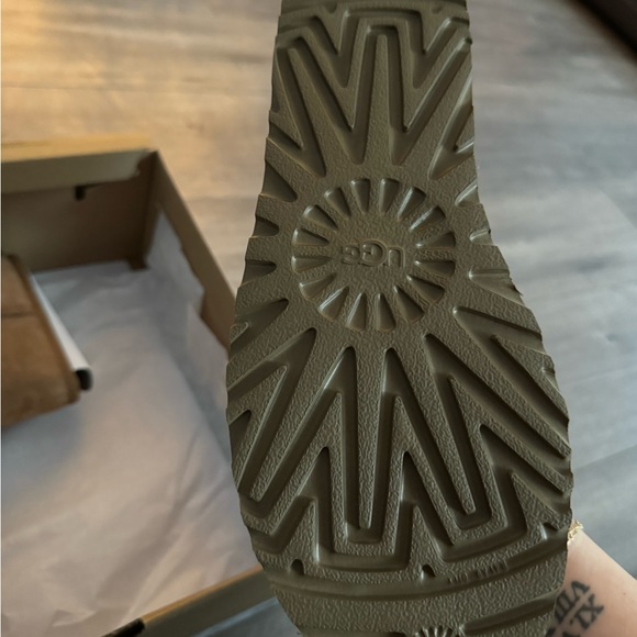 Chestnut Uggs Women’s Size 9 - Picture 7 of 7